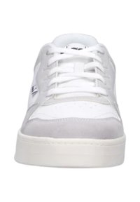 Scarpe sportive bianche e grigie con tomaia in pelle scamosciata e materiale sintetico, punta rotonda, design con lacci e suola in gomma texturizzata.