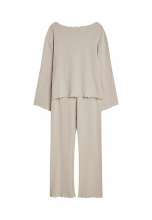 Jasnobeżowy zestaw odzieży domowej składający się z bluzki z długim rękawem o falbaniastym dekolcie oraz pasujących spodni z szerokimi nogawkami, również z falbaniastym wykończeniem.