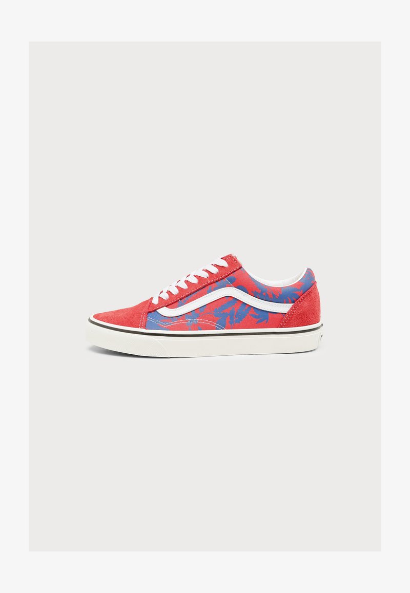 Baskets basses rouges et bleues avec lacets blancs, bande latérale blanche et semelle blanche avec un liseré noir sur fond uni.