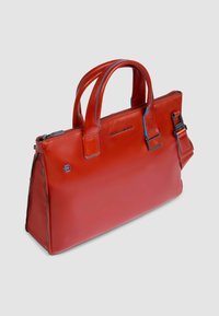 Rote Lederhandtasche mit doppelten Griffen, Reißverschlussverschluss, blauen Akzenten und einer seitlichen Tasche. Glatte Textur mit strukturierter Form und Logodetail.