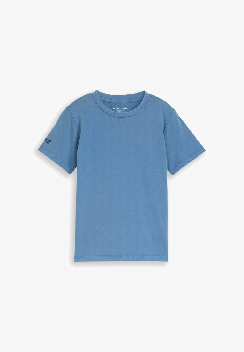 T-shirt bleu uni à manches courtes avec encolure ronde, petit logo à l'intérieur du col et numéro "82" imprimé sur la manche gauche.