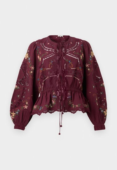 Μπορντό μπλούζα με μακριά μανίκια και κεντήματα με λουλουδάτα σχέδια, δαντελωτές διακοπές, σφηκοφωλιά στη μέση και κλείσιμο με κορδόνι μπροστά σε μονόχρωμο φόντο.