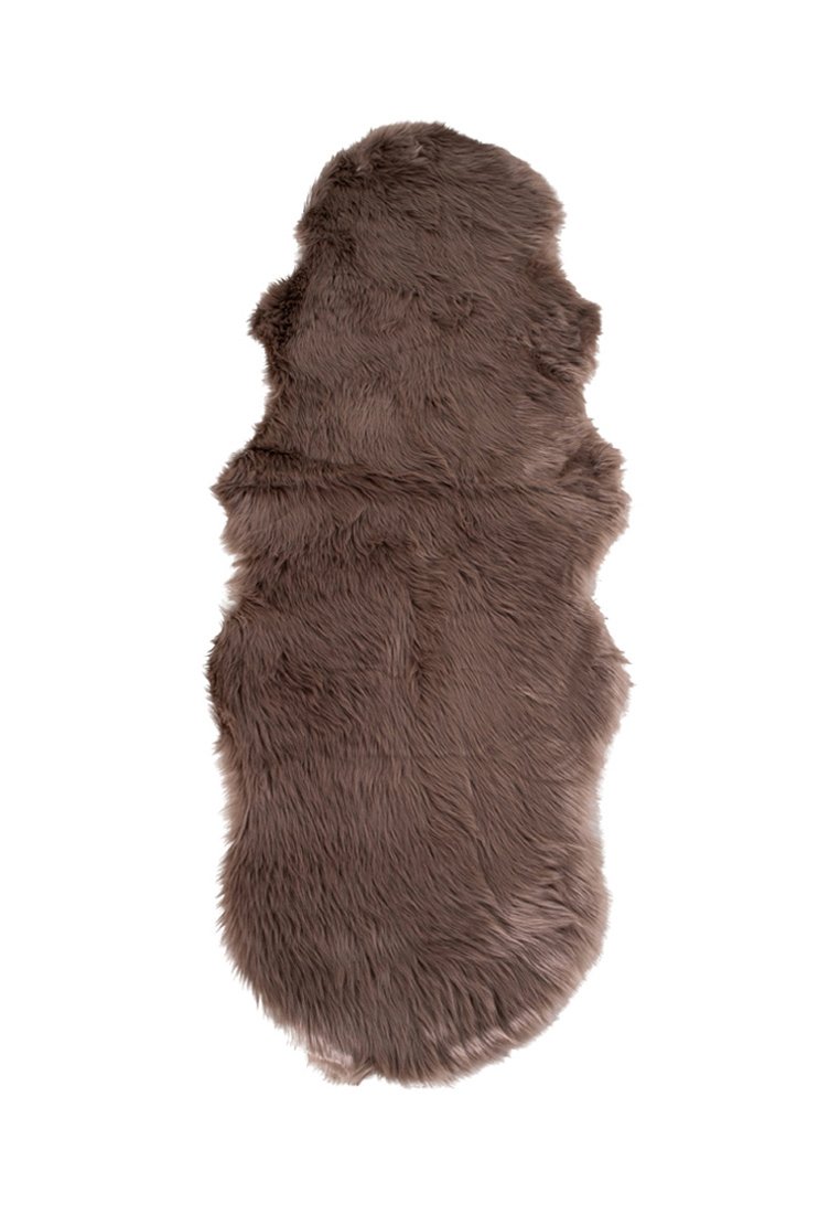 Brauner Teppich, rechteckige Form mit weicher Textur, der lange, struppige Fasern und einen glatten Rücken hat. Keine sichtbaren Muster oder Akzente.