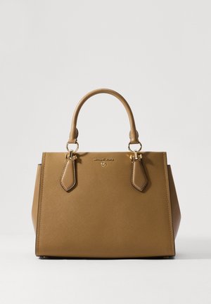 Brun Michael Kors håndtaske med dobbelte håndtag og gulddetaljer på en ensartet lys baggrund.