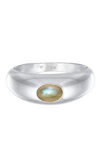 Anello in argento sterling con una fascia liscia e arrotondata, caratterizzato da una pietra ovale di labradorite incastonata in una montatura in oro. Marcato "925."