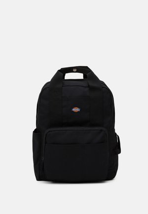 Sort Dickies rygsæk med frontlynlåslomme, sidekompartimenter, dobbelte bærehåndtag og justerbare skulderstropper mod hvid baggrund.