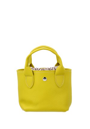 Kleine gele leren handtas met twee korte handvatten en een gestreept stoffen zakje zichtbaar van binnen, tegen een witte achtergrond.