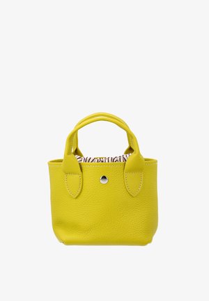 Kleine gele leren handtas met twee korte handvatten en een gestreept stoffen zakje zichtbaar van binnen, tegen een witte achtergrond.