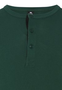 Grøn bomulds henley skjorte med ribbede kanter, tre knapper foran og korte ærmer. Glat tekstur med minimal detaljer.