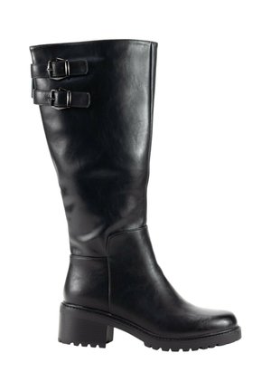 Bota de cuero negro hasta la rodilla con dos hebillas laterales, punta cuadrada y suela de goma texturizada. Presenta un tacón grueso para mayor estabilidad.