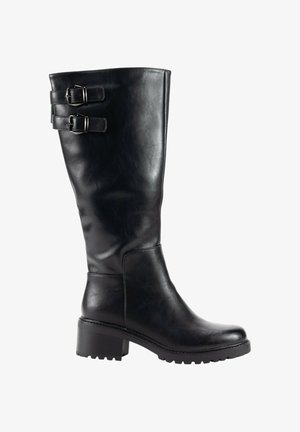 Bota de cuero negro hasta la rodilla con dos hebillas laterales, punta cuadrada y suela de goma texturizada. Presenta un tacón grueso para mayor estabilidad.