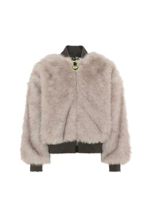 Giacca in pelliccia sintetica beige chiaro con polsini e fascia in vita a coste scure, collo alto e un bottone giallo con faccina sorridente visibile vicino alla cerniera.