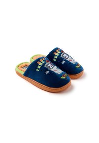 Paire de chaussons en peluche bleus avec des semelles orange et une bordure verte, ornés d'un personnage de robot et d'une broderie de texte colorée sur le dessus.