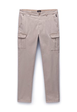 Beige Cargo-Hosen mit glatter Textur, mehreren Seitentaschen und einem Knopfverschluss an der Taille, flach auf einem weißen Hintergrund präsentiert.