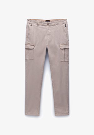 Pantaloni cargo beige con una texture liscia, multiple tasche laterali e chiusura con bottone in vita, mostrati distesi su uno sfondo bianco.