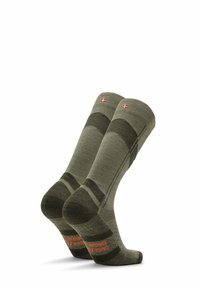 Olivengrüne Wollsocken mit kontrastierenden dunkelgrünen Streifen, gerippten Bündchen, verstärkten Fersen und leuchtend orangefarbener Schrift auf der Sohle.