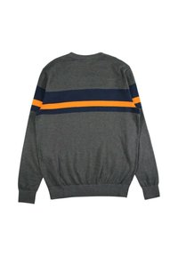 Pull gris à manches longues, avec une bande horizontale bleu marine et orange au dos. Tissu doux et texturé, avec une taille côtelée.