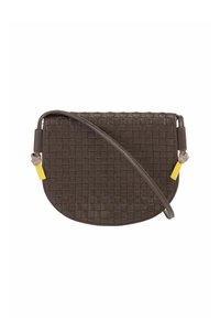 Borsa a tracolla in pelle intrecciata di colore marrone scuro, dalla forma arrotondata, con una tracolla sottile e accessori gialli e beige.