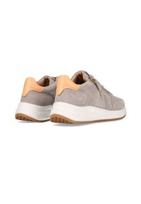 Graue Wildleder-Sneaker mit einer weißen Zwischensohle, einem hellbraunen Fersenelement und einem dekorativen Reißverschluss; strukturierter Stoff mit glatter Oberfläche.