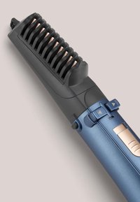 Outil de coiffage avec un baril noir texturé, des accents dorés et un corps bleu ; dispose de boutons d'ajustement et d'une grille de ventilation pour une flexibilité de coiffage.
