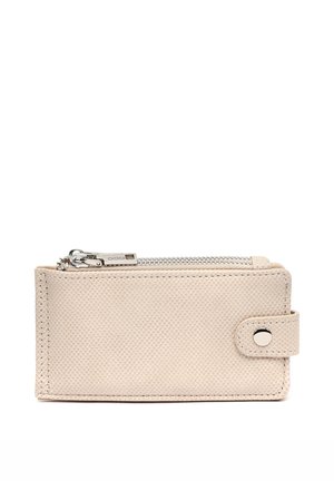 Cartera rectangular texturizada en beige con un compartimento con cremallera en la parte superior y una correa con botón a presión en el lado derecho.