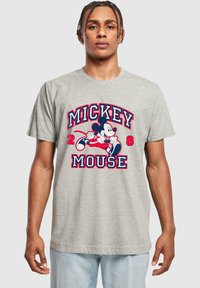 Szürke, rövid ujjú póló, amelynek színes grafik�áján Mickey Mouse látható, piros és kék felirattal: "MICKEY MOUSE 2008."