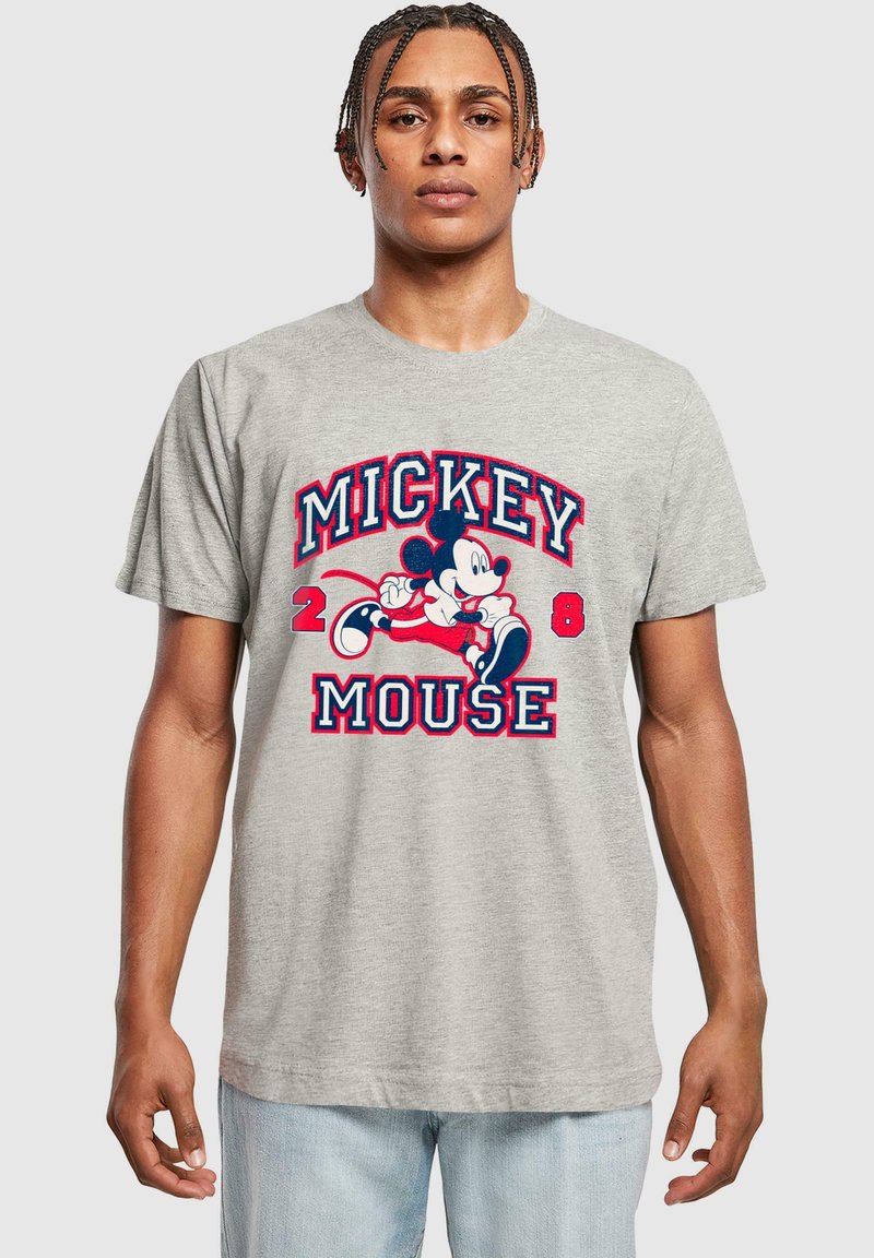 Szürke, rövid ujjú póló, amelynek színes grafikáján Mickey Mouse látható, piros és kék felirattal: "MICKEY MOUSE 2008."