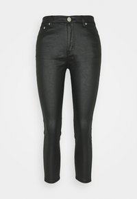 Jeans skinny pretos em pele sintética com cintura alta, design de cinco bolsos e fechos em metal prateado. Textura lisa com padrão subtil.