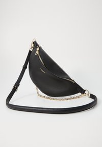 Borsa a spalla in pelle nera con forma curva, hardware dorato, finitura testa di moro e tracolla staccabile con un accento a catena.