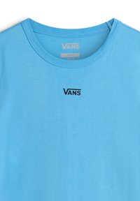 T-shirt Vans bleu clair avec col rond et petit logo Vans noir centré sous le col.