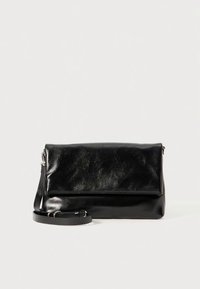 Černá kožená kabelka přes rameno s překlápěcí klopou, hladkou texturou, odnímatelným popruhem a minimalistickým designem.