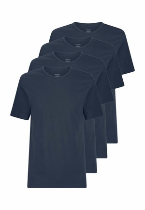 Quattro t-shirt blu navy tinta unita a maniche corte e girocollo impilate con etichetta del marchio visibile all'interno del colletto.