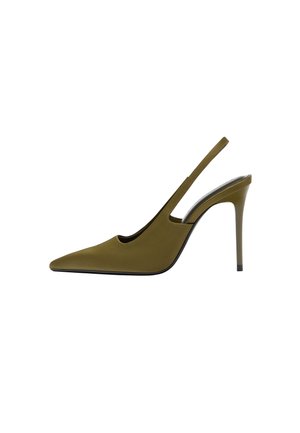 Escarpin slingback vert olive à bout pointu, talon aiguille fin et bride courbée autour du talon.
