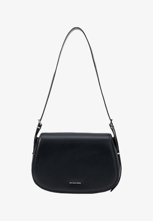 Bolso de hombro de cuero negro Michael Kors con solapa curva y correa ajustable, con un pequeño logo plateado en el centro delantero.