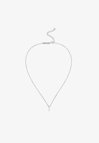 Collar de cadena de plata con un delicado colgante en forma de marquesa. Presenta un cierre ajustable para un ajuste personalizado. Acabado suave y pulido.