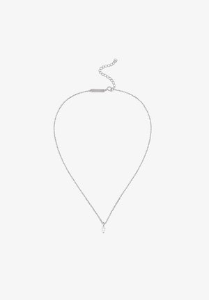 Hopeaketju, jossa on herkän muotoinen marquise-riipus. Varustettu säädettävällä kiinnityksellä mukautuvaa istuvuutta varten. Tasainen, kiillotettu pinta.