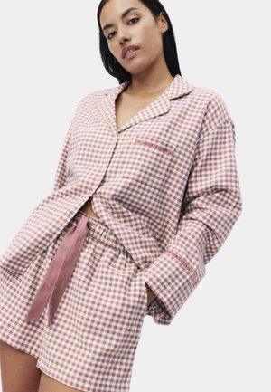 Gingham-patroon pyjama set in zachte katoen, met een knoopsluitshirt met een borstzak en bijpassende shorts met een trekkoord taille in roze tinten.