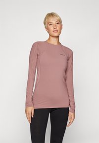 Ilgų rankovių sportinė marškinė su minkšta mauve spalva, apvaliu iškirpimu, prigludusia forma ir tampriomis medžiagomis su subtiliomis siūlėmis.