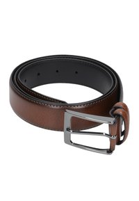 Bruine leren riem met een gestructureerde afwerking, zilveren metalen gesp en zeven verstelbare gaten voor maatvoering. Glad zwart interieur.