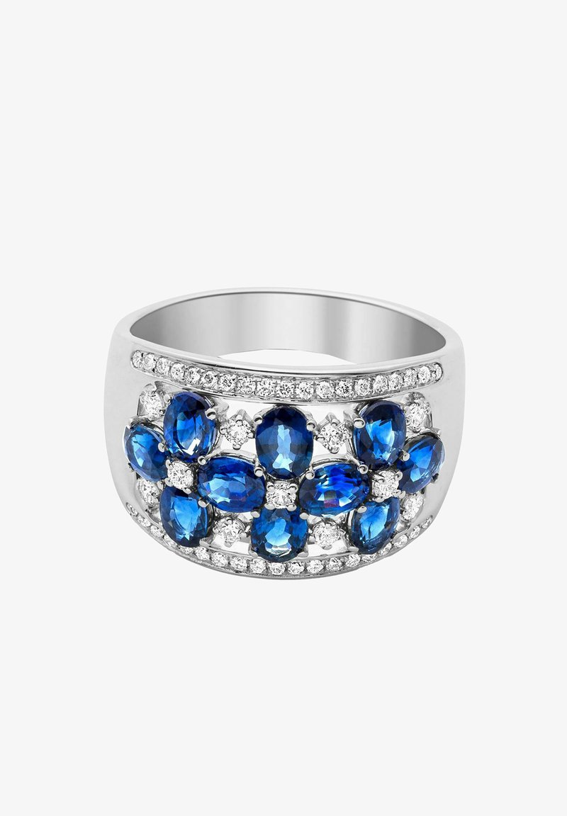 Srebrn prstan z modrimi dragulji v prepletenem cvetličnem designu, okrašen z manjšimi prozornimi kamenčki vzdolž obroča. Gladek poliran zaključek.