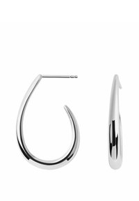 Srebrne kolczyki w formie obręczy o gładkim, wydłużonym kształcie łzy, z błyszczącym, polerowanym wykończeniem i bezpiecznym zapięciem na sztyfcie.