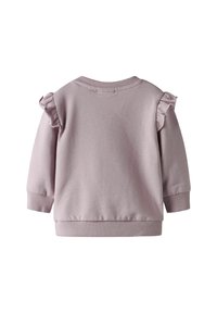 Lichtpaarse trui met gerimpelde accenten op de schouders, geribbelde halslijn en manchetten, zachte textuur en een relaxte pasvorm.