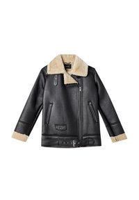 Schwarze Lederjacke mit beigem Lammfellkragen und -manschetten, diagonalem Reißverschluss, Reißverschlusstaschen und Schnallenriemen am Saum.