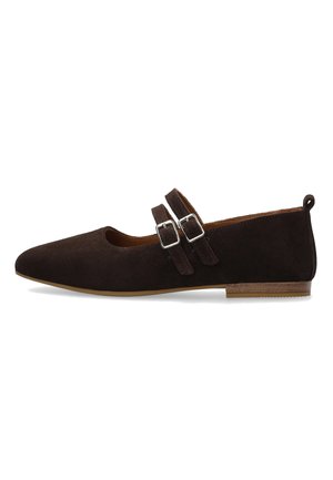 Dunkelbrauner Wildleder-Flachschuh mit spitzer Zehenform, zwei verstellbaren silbernen Schnallenriemen und niedrigem Holzabsatz auf weißem Hintergrund.