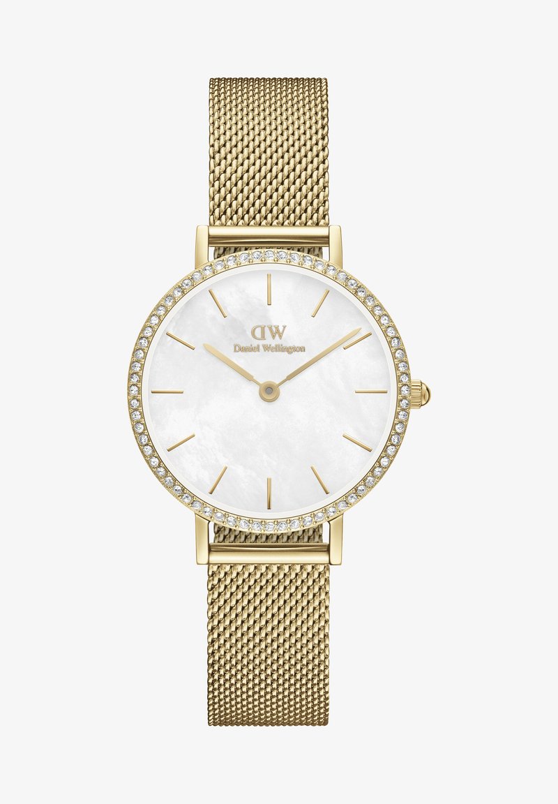 Die goldene Mesh-Armbanduhr verfügt über ein rundes Zifferblatt aus weißem Perlmutt mit goldenen Stundenmarkierungen und einem mit Kristallen besetzten Gehäuse.