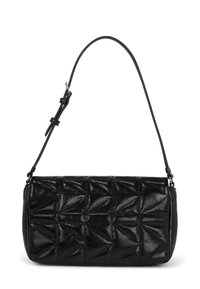 Borsa a mano in pelle nera con texture trapuntata, design geometrico e finitura liscia. Tracolla regolabile per versatilità. Dettaglio hardware minimalista.