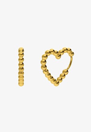 Goldfarbene Ohrringe mit einem Perlenmuster, einer in gerader Linie und der andere in Herzform. Glatte Textur, minimalistischer Stil.