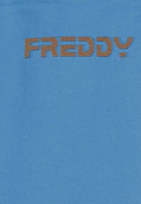 Lettere marroni con texture che formano la parola "FREDDY" su uno sfondo blu chiaro uniforme.