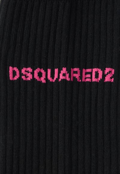 Căciulă neagră tricotată cu nervuri, cu un logo roz proeminent „DSQUARED2" brodat pe partea din față.