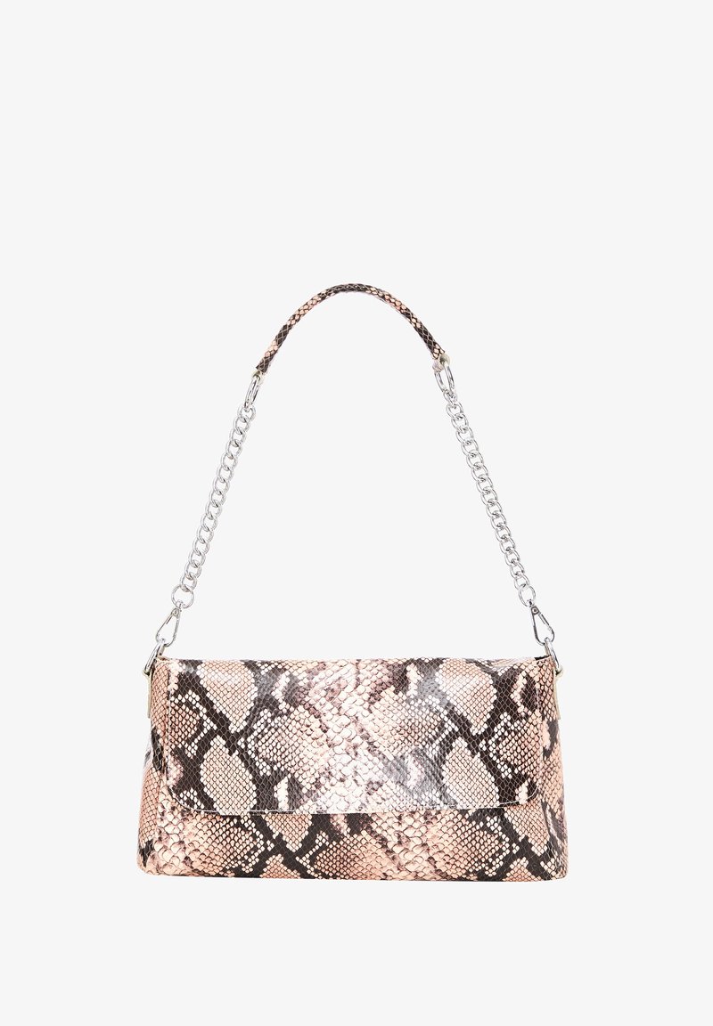 Világos rózsaszín és fekete kígyómintás kézitáska, melynek textúrált felülete és ezüst lánc fogantyúja van. Téglalap alakú, sima felülettel.
